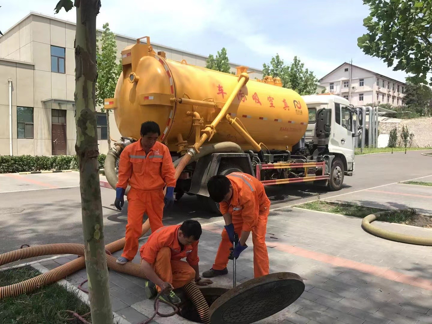 十堰管道疏通车停在窨井附近