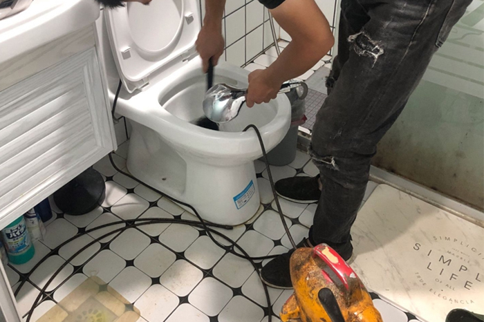 十堰马桶堵塞自己疏通还是找师傅？专业上门服务让你省时更省心